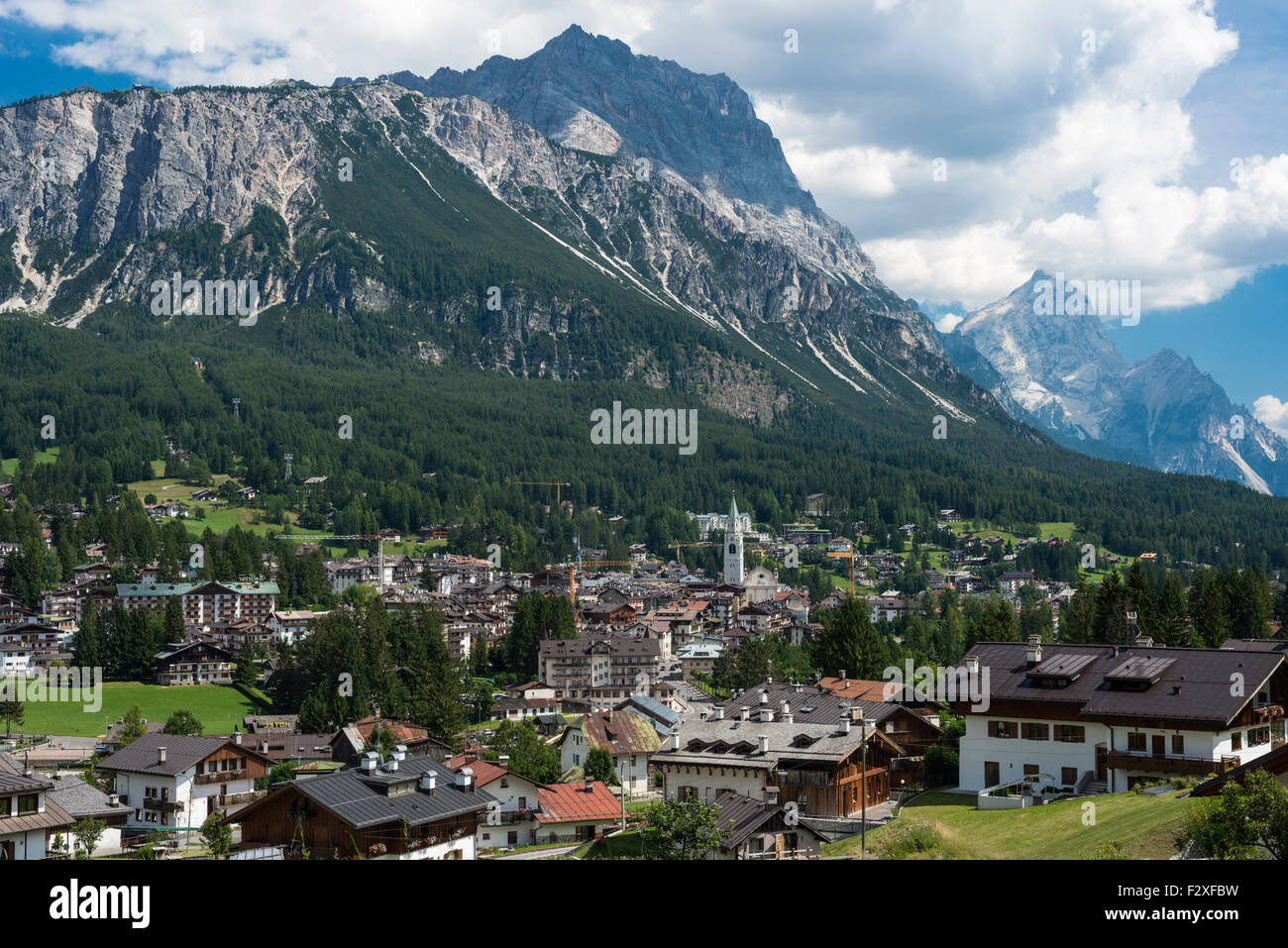 Vista verso Cortina d'Ampezzo, Cristallo gamma dietro, Ampezzo Dolomiti, le Alpi, Venezia, Veneto, Italia Foto Stock