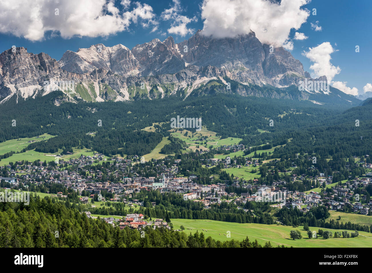Vista verso Cortina d'Ampezzo, Cristallo gamma dietro, Ampezzo Dolomiti, le Alpi, Venezia, Veneto, Italia Foto Stock