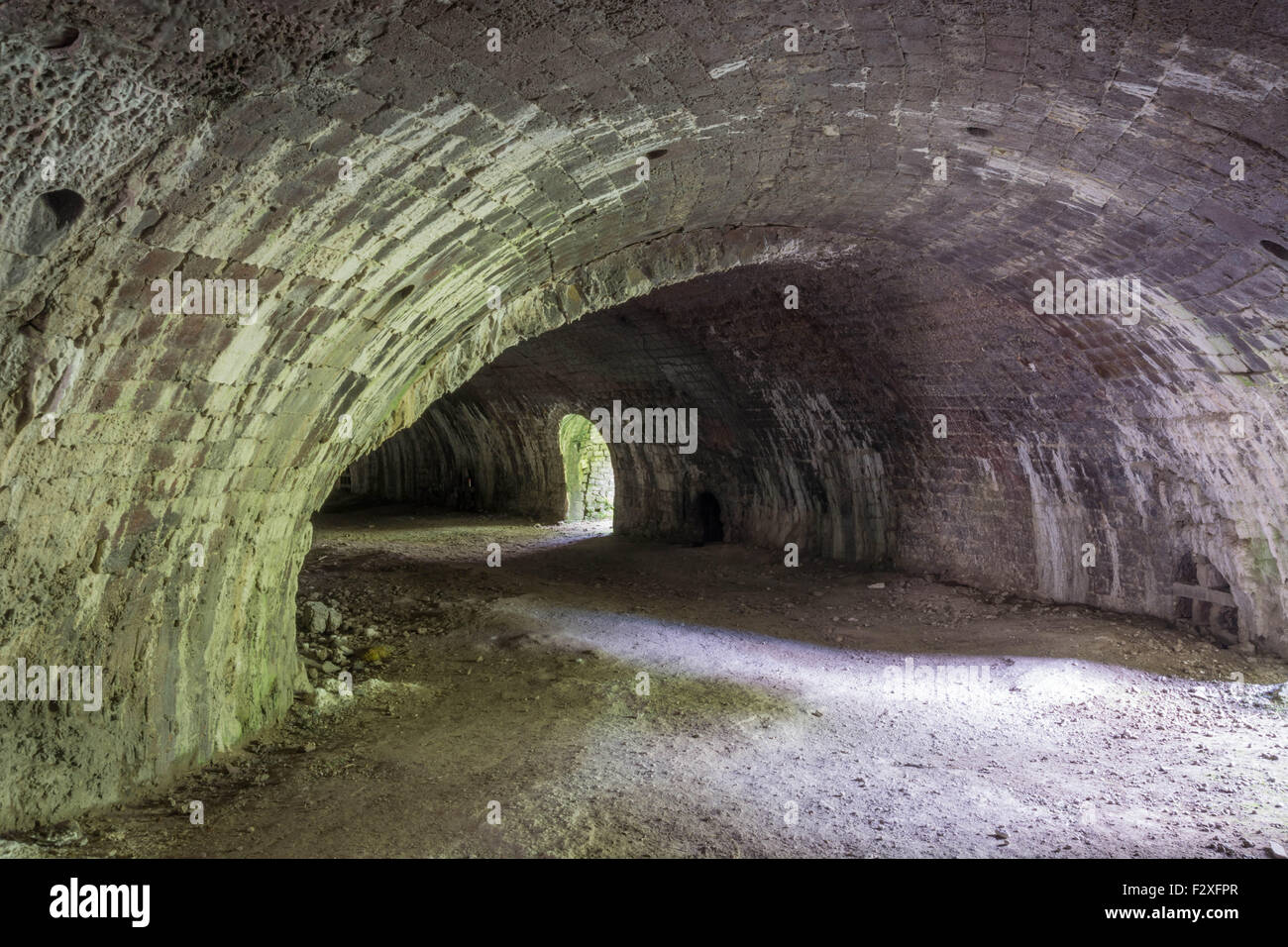 All'interno di lui Hoffman Forni. Vecchie fornaci da calce in Ribblesdale Foto Stock