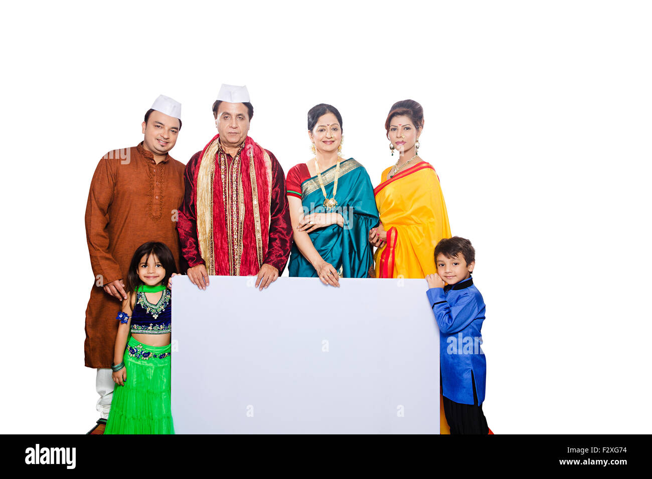 Gruppo indiano Marathi famiglia comune Diwali Festival bacheca mostrando Foto Stock