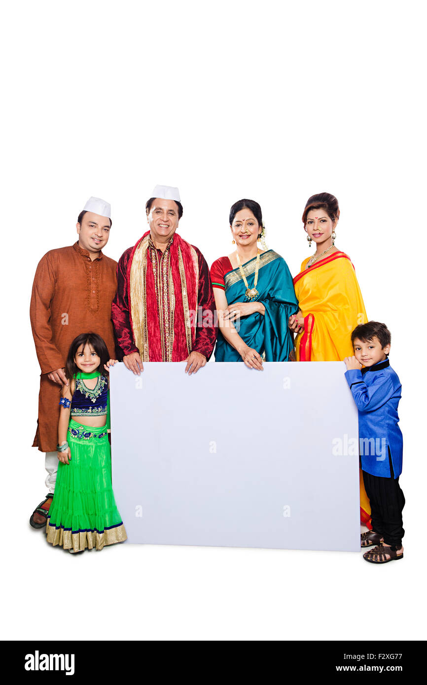 Gruppo indiano Marathi famiglia comune Diwali Festival bacheca mostrando Foto Stock