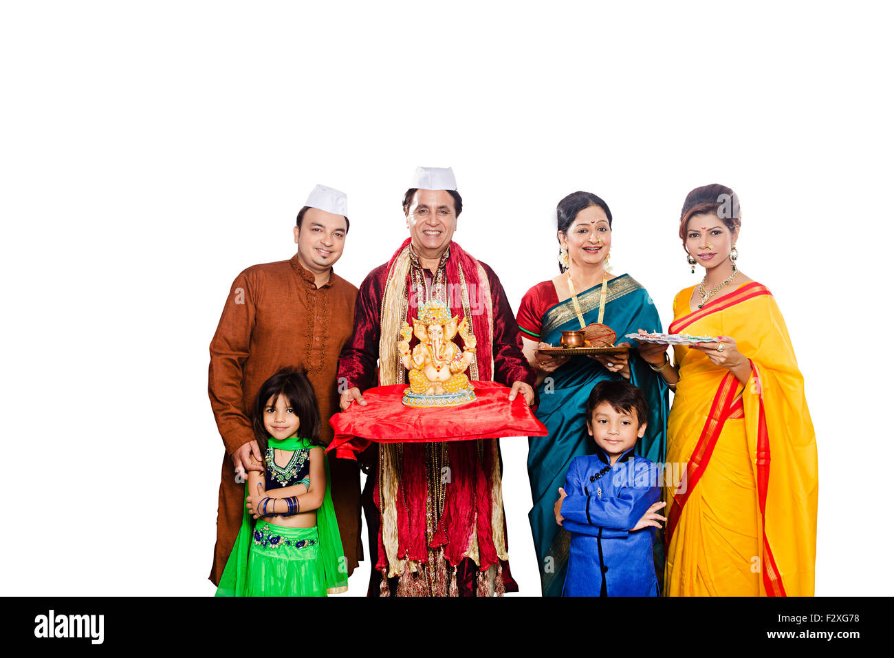 Gruppo indiano Marathi Joint Family Festival Ganesh Chaturthi culto di scultura Foto Stock