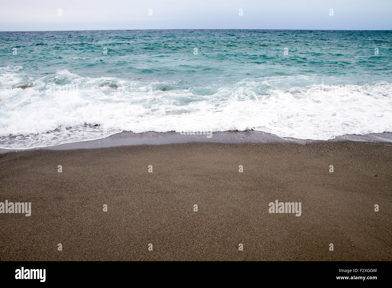 Estate con splendida spiaggia in Calabria in mare mosso Foto Stock