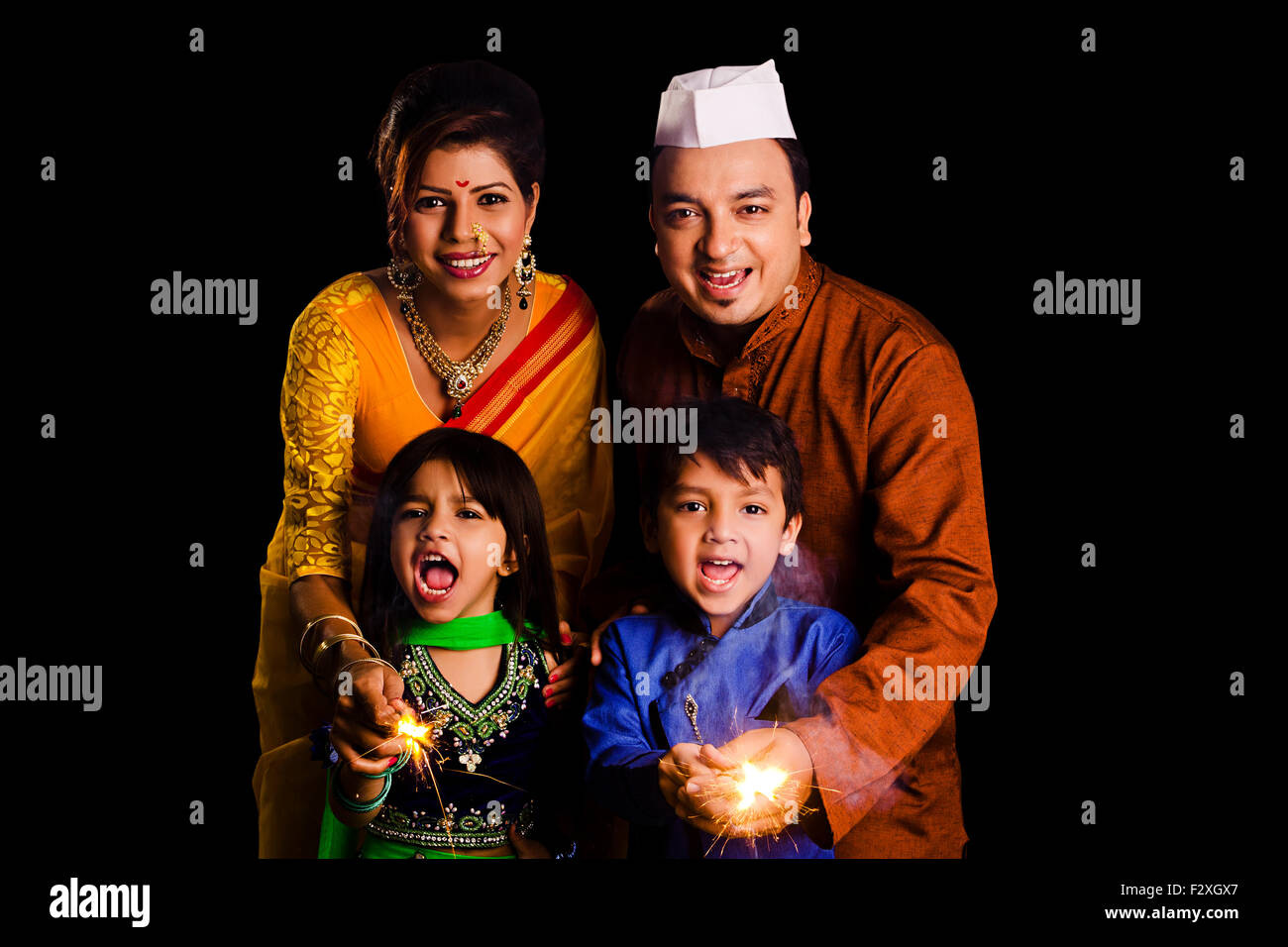 4 indian Marathi famiglia Diwali Festival giocando Fire Cracker Foto Stock