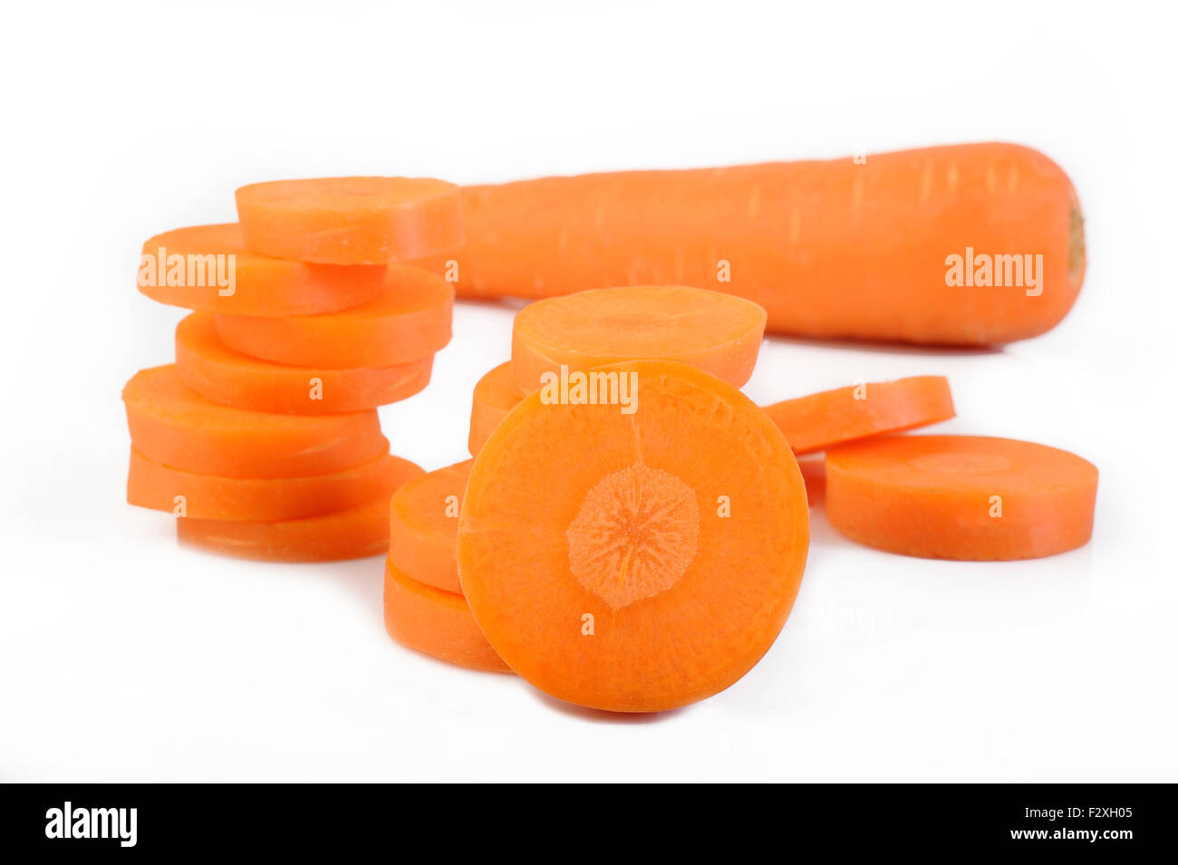 Freschi carote tagliate a fette su sfondo bianco Foto Stock