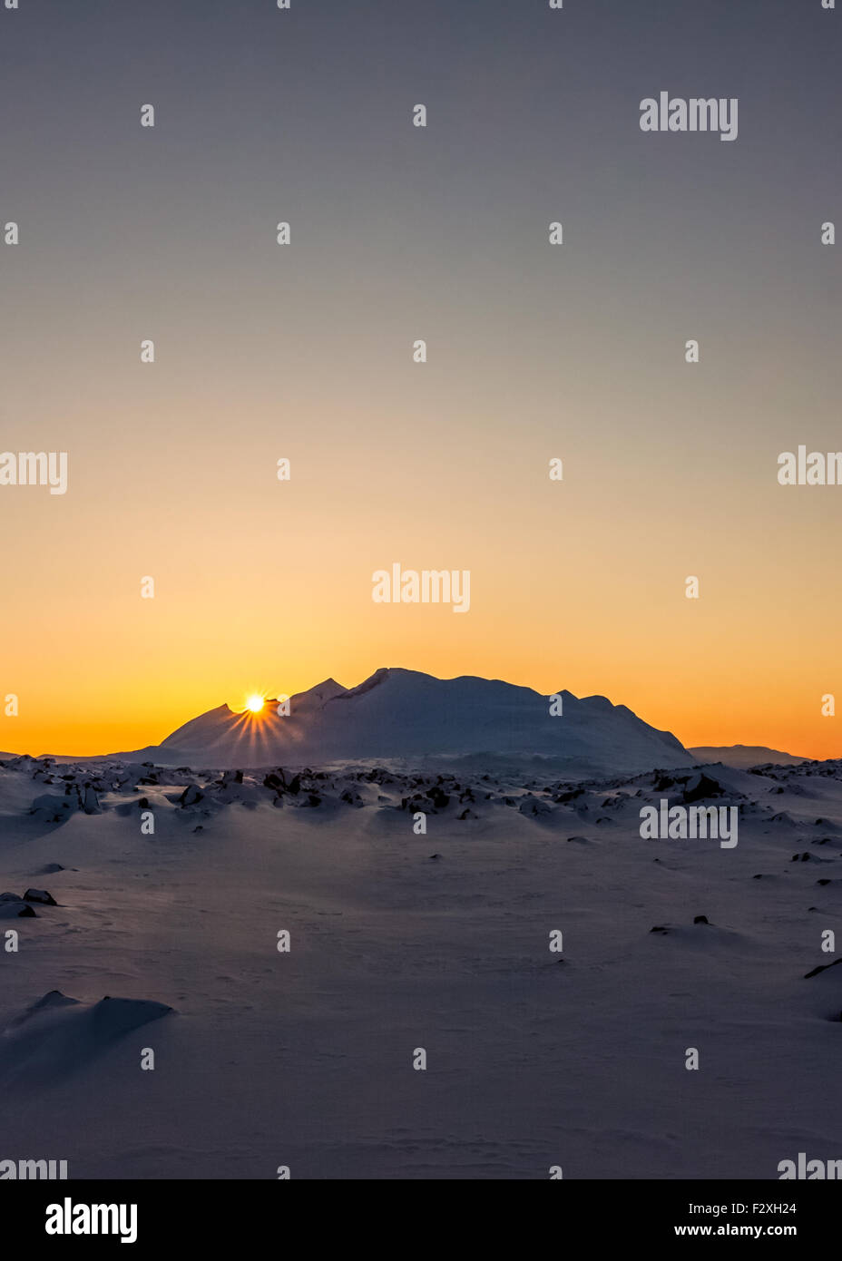 Tramonto dietro il massiccio Ahkka nella Stora Sjöfallet National Park Foto Stock