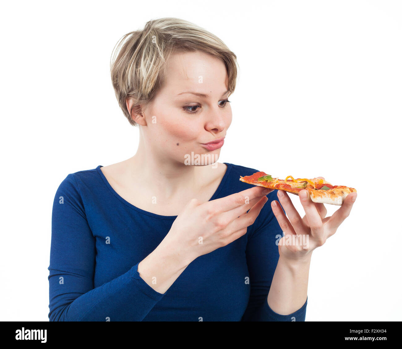 Giovane donna in possesso di un pezzo di pizza e pronto a mangiare, isolato su bianco Foto Stock