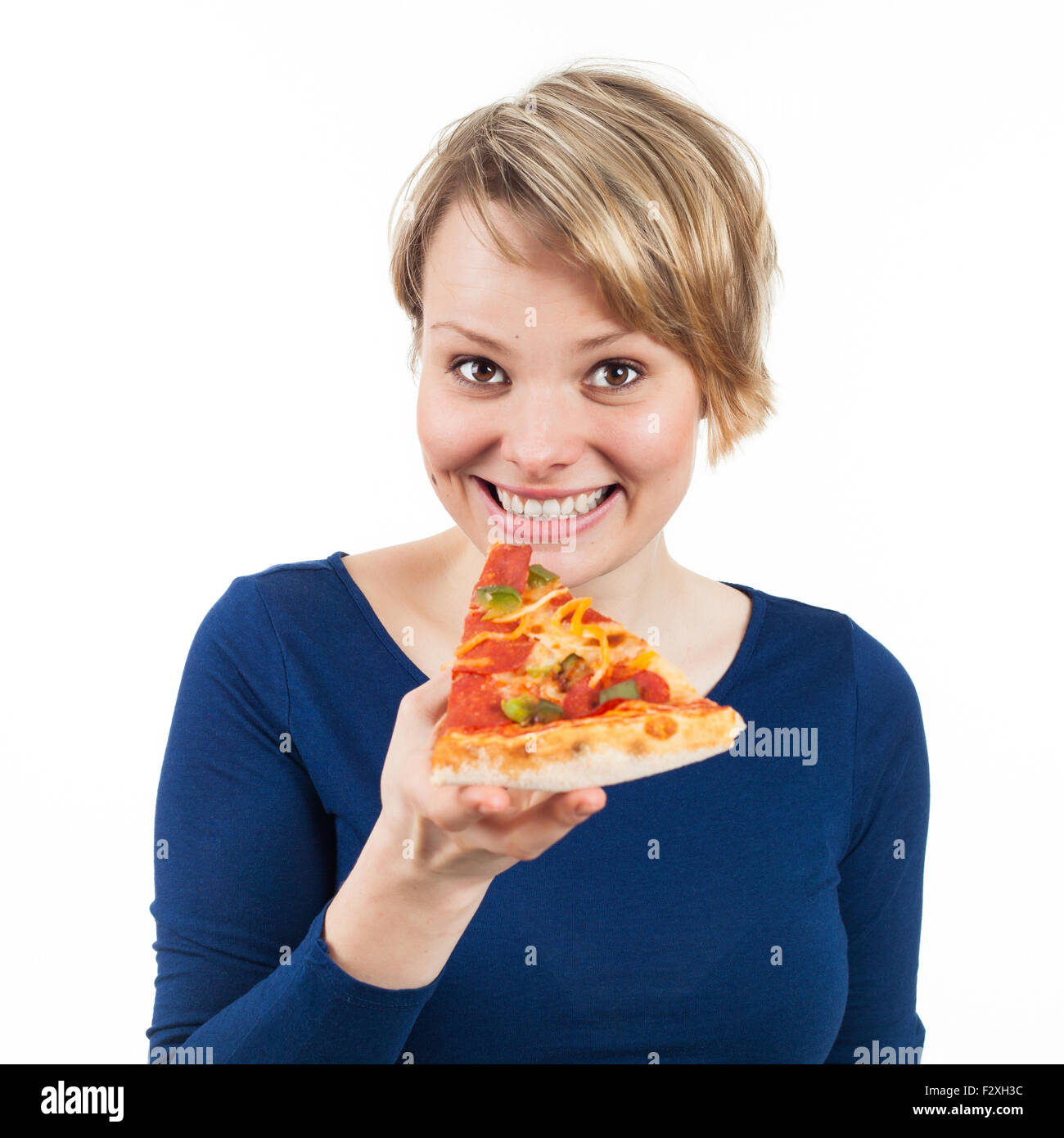 Giovane donna che sta per mangiare un pezzo di pizza, isolato su bianco Foto Stock
