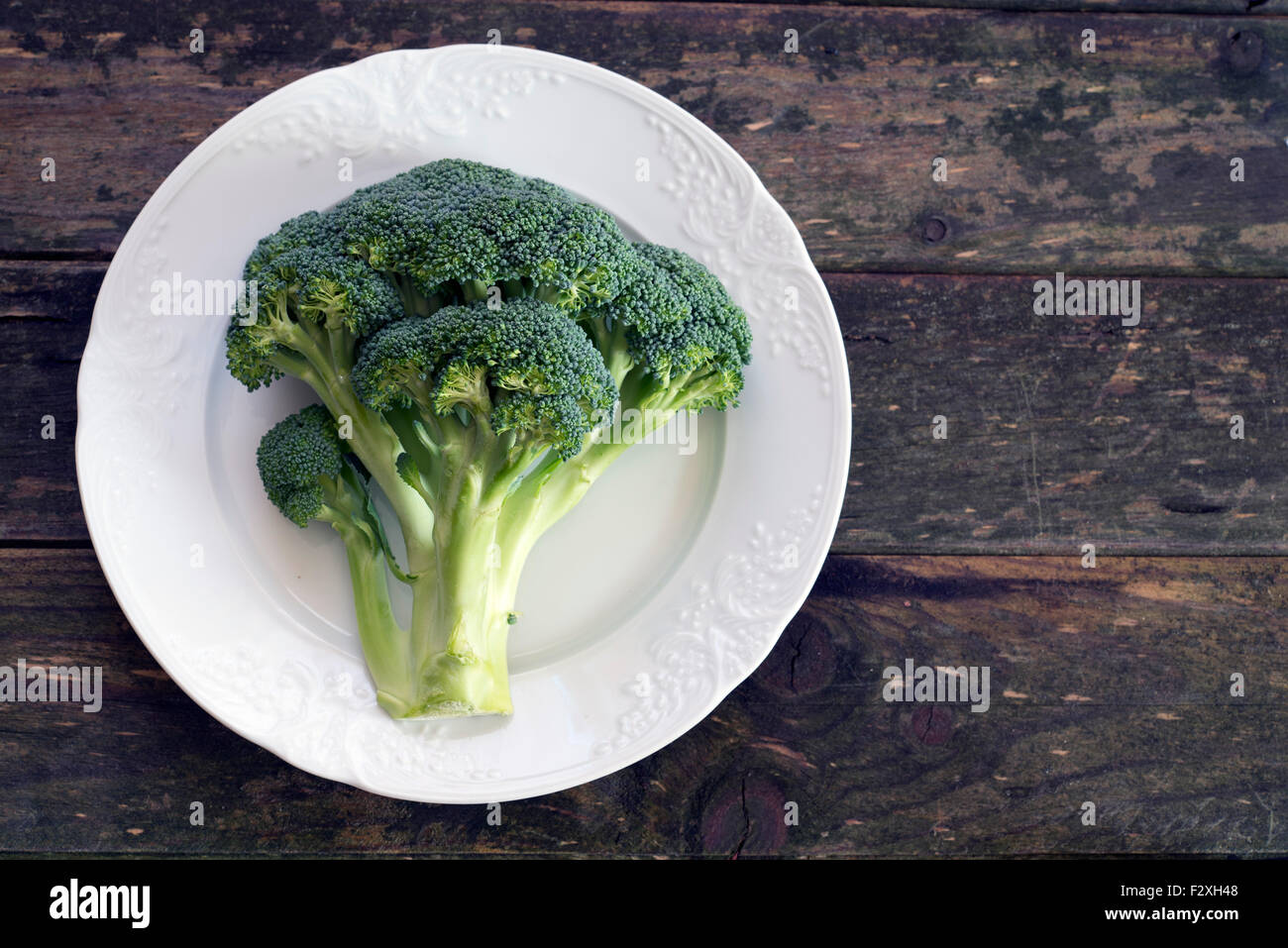 Broccoli freschi sul tavolo di legno Foto Stock