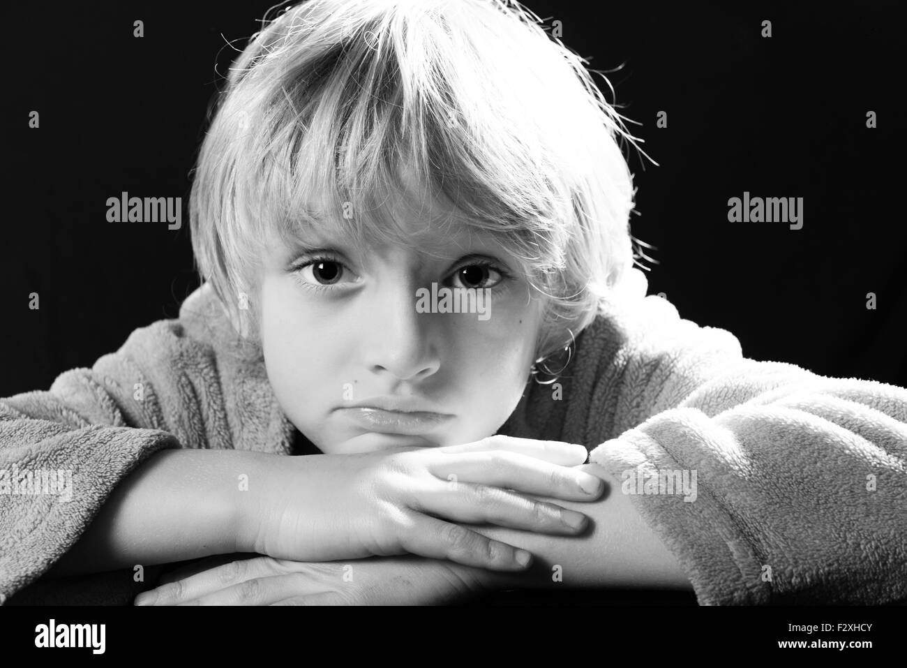 Il ragazzo, guardando nella fotocamera , in bianco e nero Foto Stock