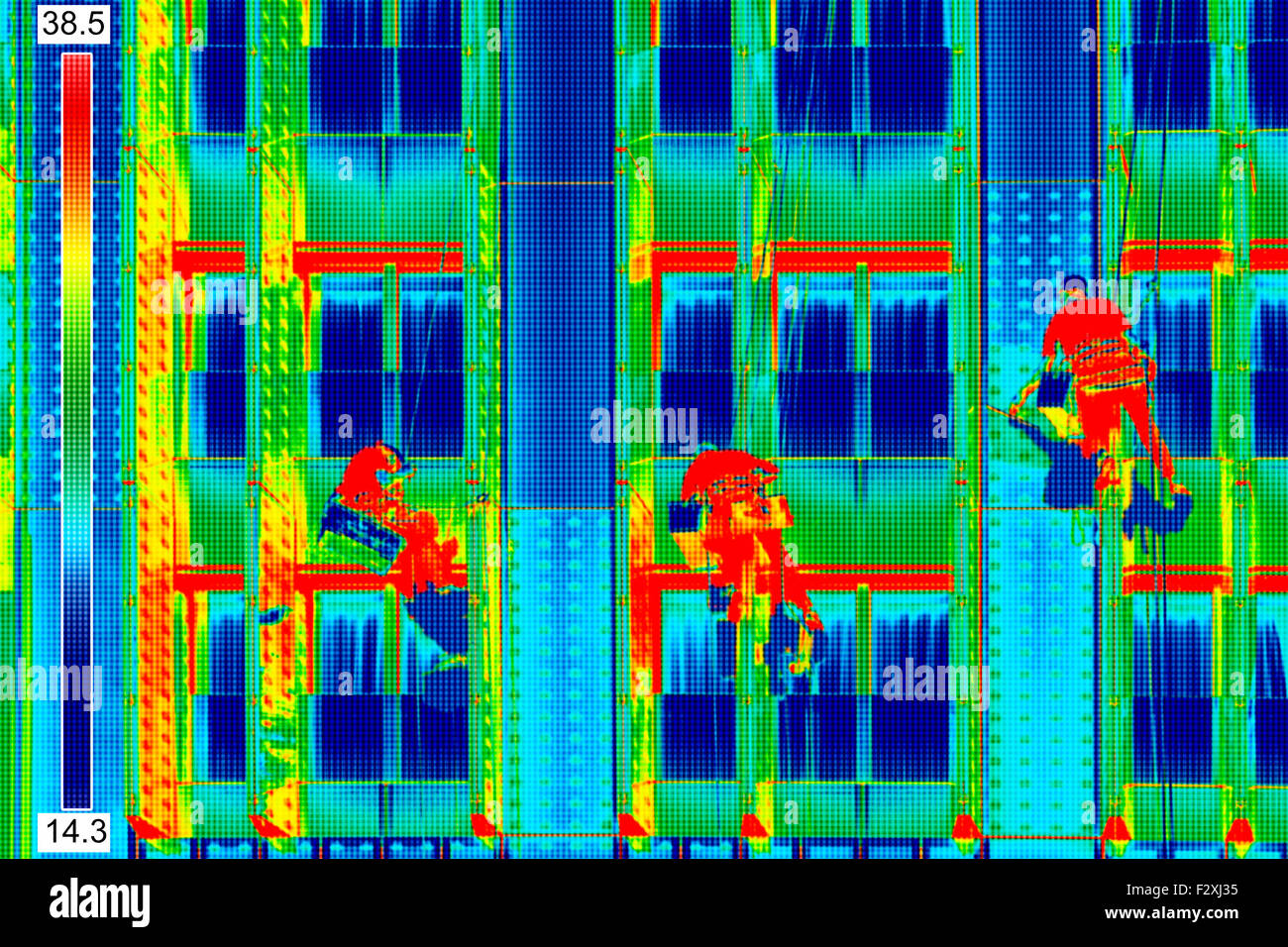 Thermovision a infrarossi immagine tre scalatori lavare windows Foto Stock