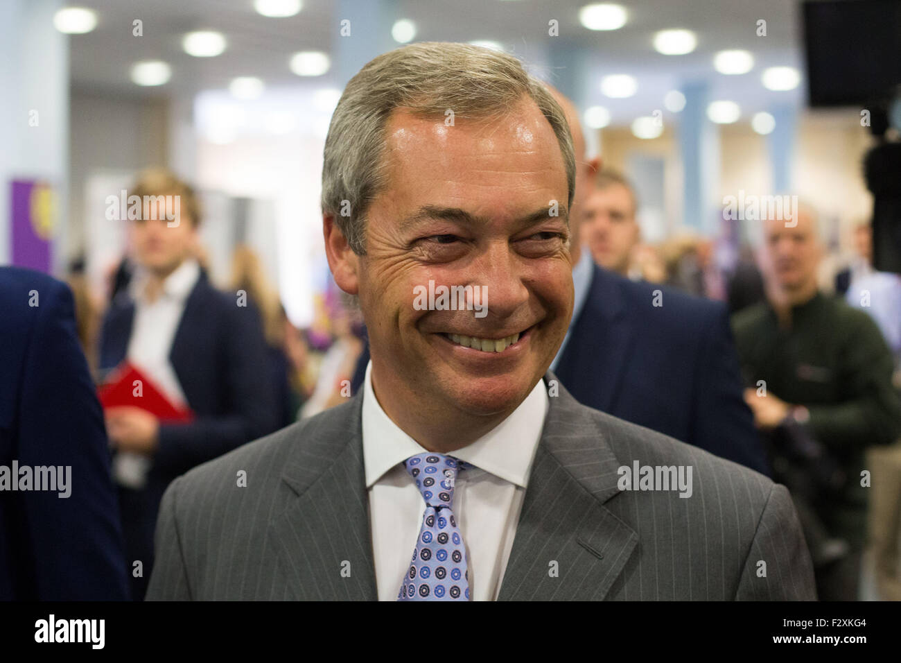 Doncaster, south yorkshire, Regno Unito. 25 settembre, 2015. Nigel Farage arriva all'ukip conferenza nazionale a Doncaster nello Yorkshire meridionale, Regno Unito. Il 25 settembre 2015. leader ukip farage oggi ha dichiarato che egli è di mettere l'Unione europea referendum battaglia prima che il suo partito priorità. Credito: Ian Hinchliffe/alamy live news Foto Stock