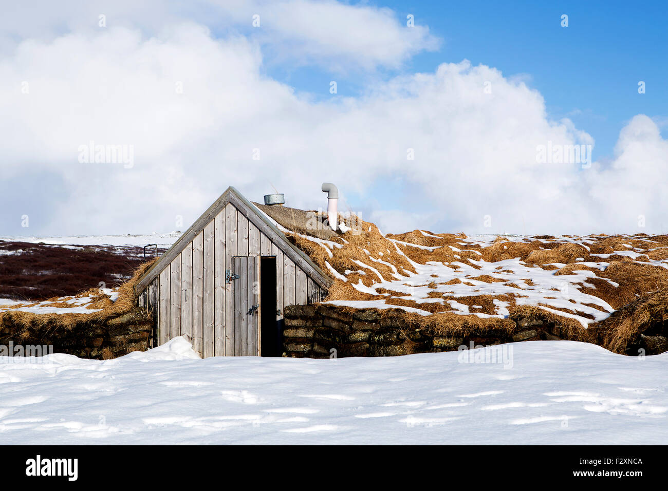 Minuscola capanna per gli elfi in presenza di neve in Islanda Foto Stock
