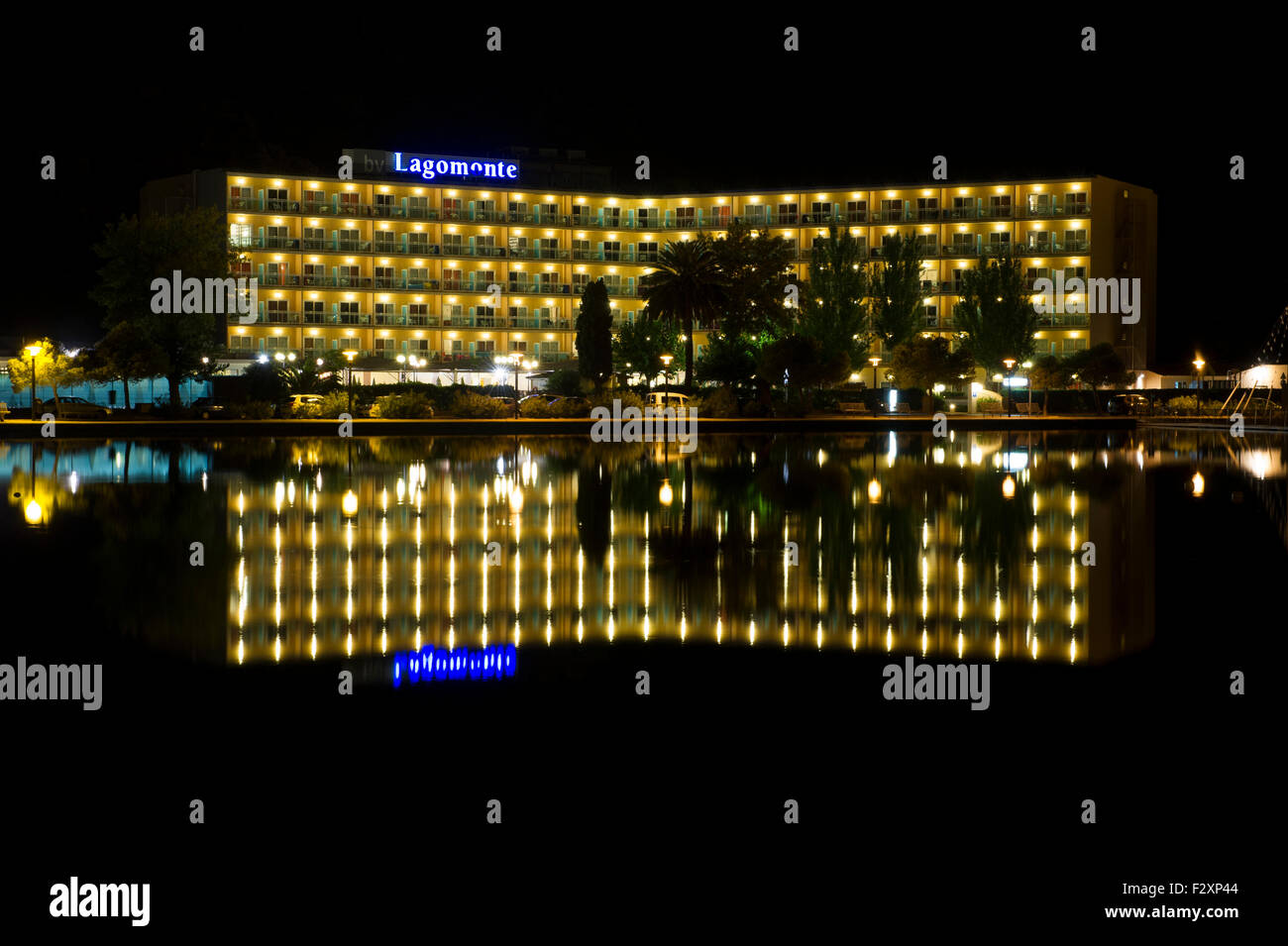 Bellevue Lagomonte hotel si riflette nel lago di notte in Port d'Alcudia Maiorca Foto Stock