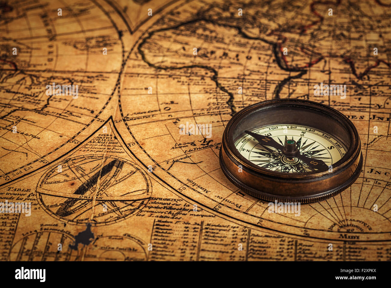 Vecchio vintage sulla bussola antica mappa Foto stock - Alamy Vecchio vintage sulla bussola antica mappa Foto stock - Alamy