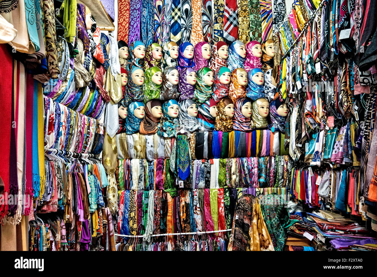 Sciarpa e hijab shop in Fez Medina, Marocco Foto Stock