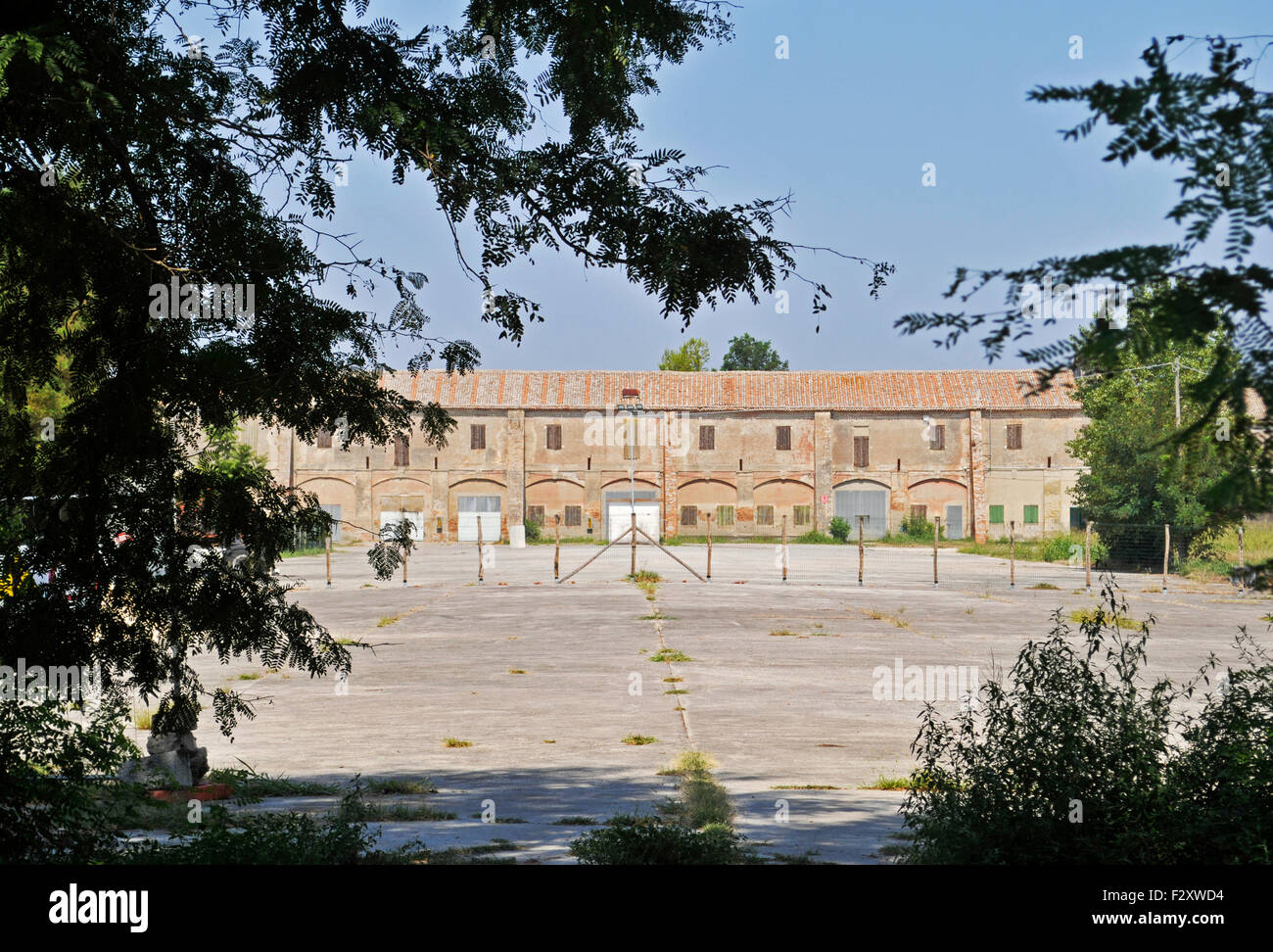 Abbandonate Case rurali in una fila, del Parco del Delta del Po, provincia di Rovigo, regione Veneto, Italia Foto Stock