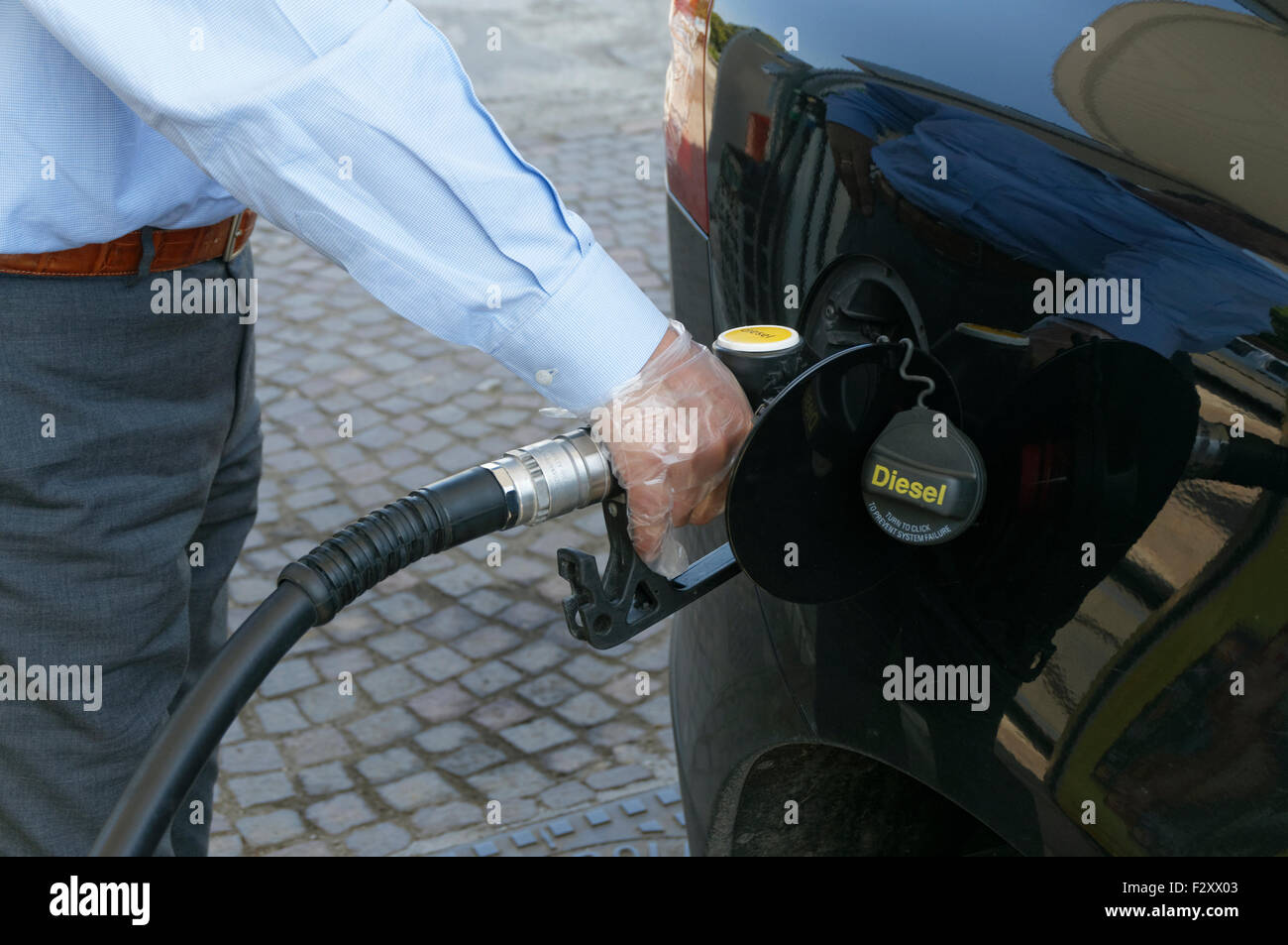 L'uomo il rifornimento auto presso la stazione di gas Foto Stock