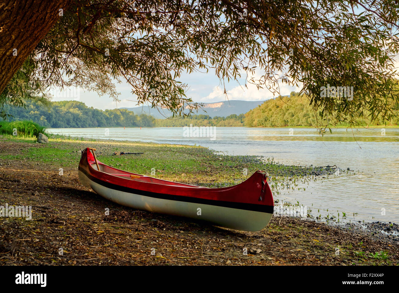 Red Canoe sulla spiaggia al fiume Danubio, Ungheria Foto Stock