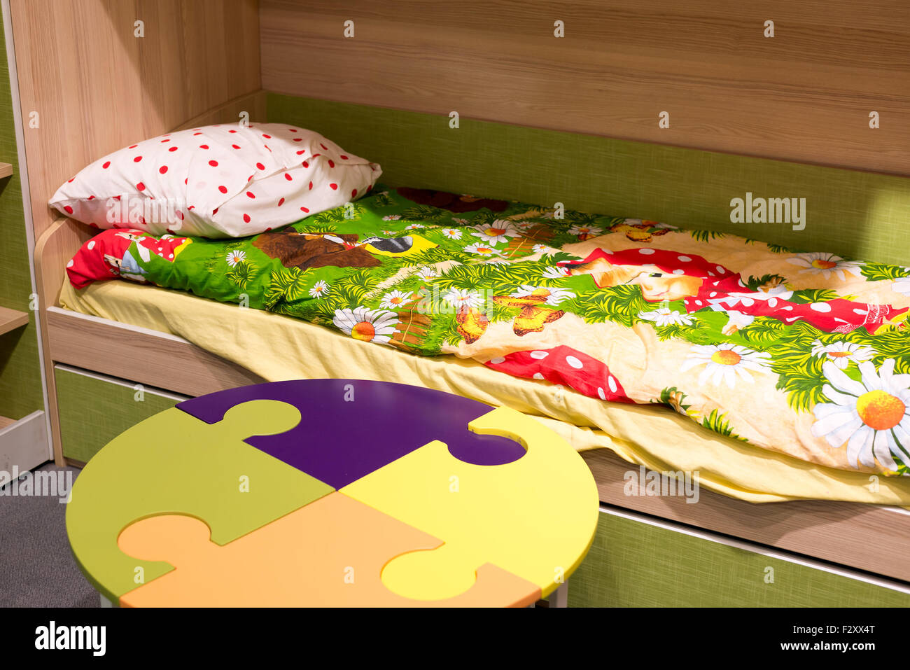 Il frammento interno camera per bambini con una tabella nella forma di puzzle Foto Stock