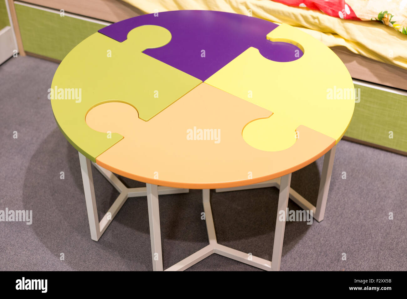 Il frammento interno camera per bambini con una tabella nella forma di puzzle Foto Stock