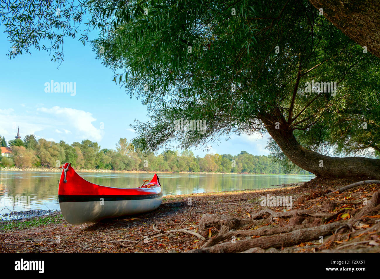 Red Canoe sulla spiaggia al fiume Danubio, Ungheria Foto Stock