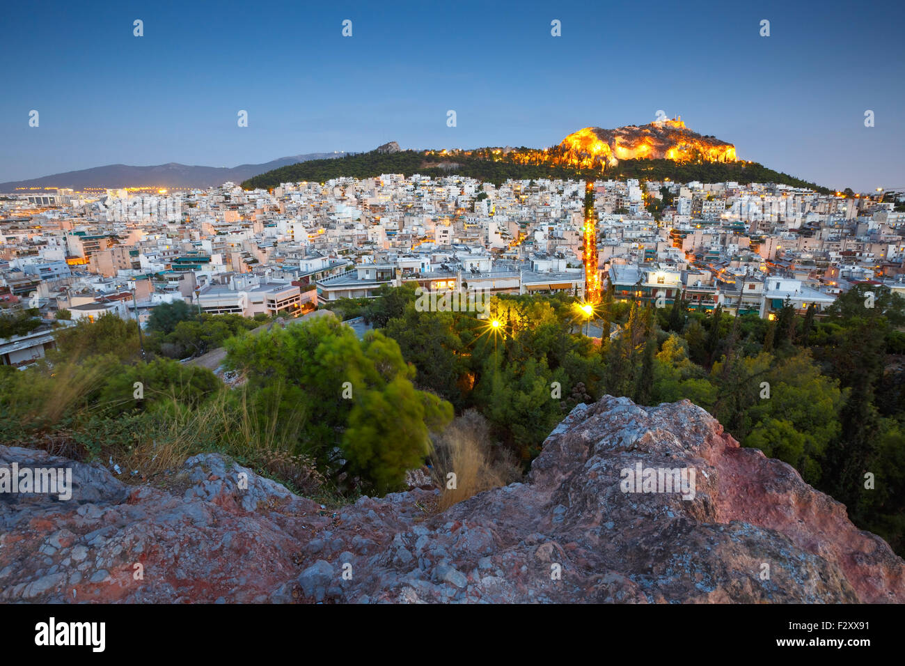 Vista di Atene e del Colle Lycabettus da Strefi Hill. Foto Stock