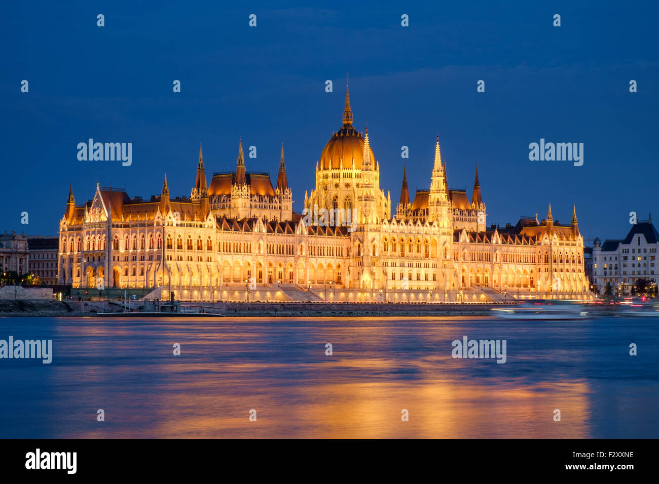 Il Parlamento ungherese edificio di notte, Budapest, Ungheria Foto Stock