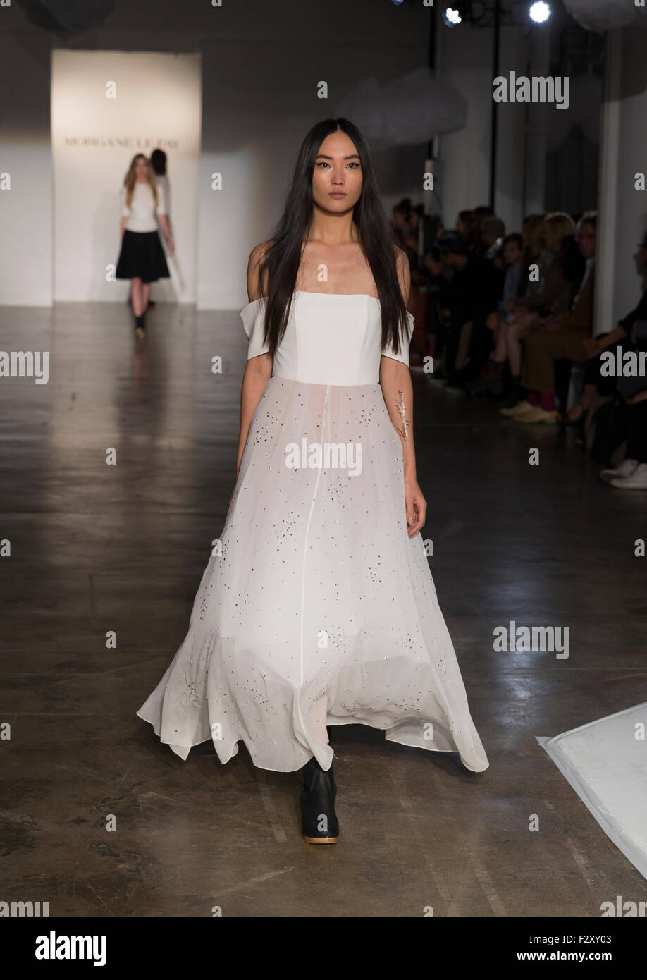 New York, NY - 14 Settembre 2015: modello passeggiate pista per tutto fioritura da Morgane Le Fay durante New York Primavera/Estate 2016 della settimana della moda a Hudson Studios sulla ventiseiesima stree Foto Stock