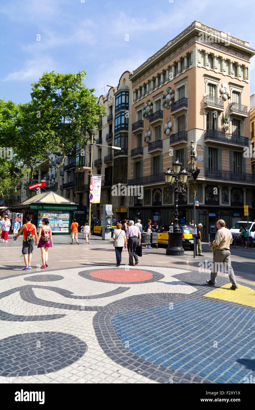 Pavimentazione mosaico di Joan Miró sulla Rambla, Barcelona, Catalogna, Spagna Foto Stock