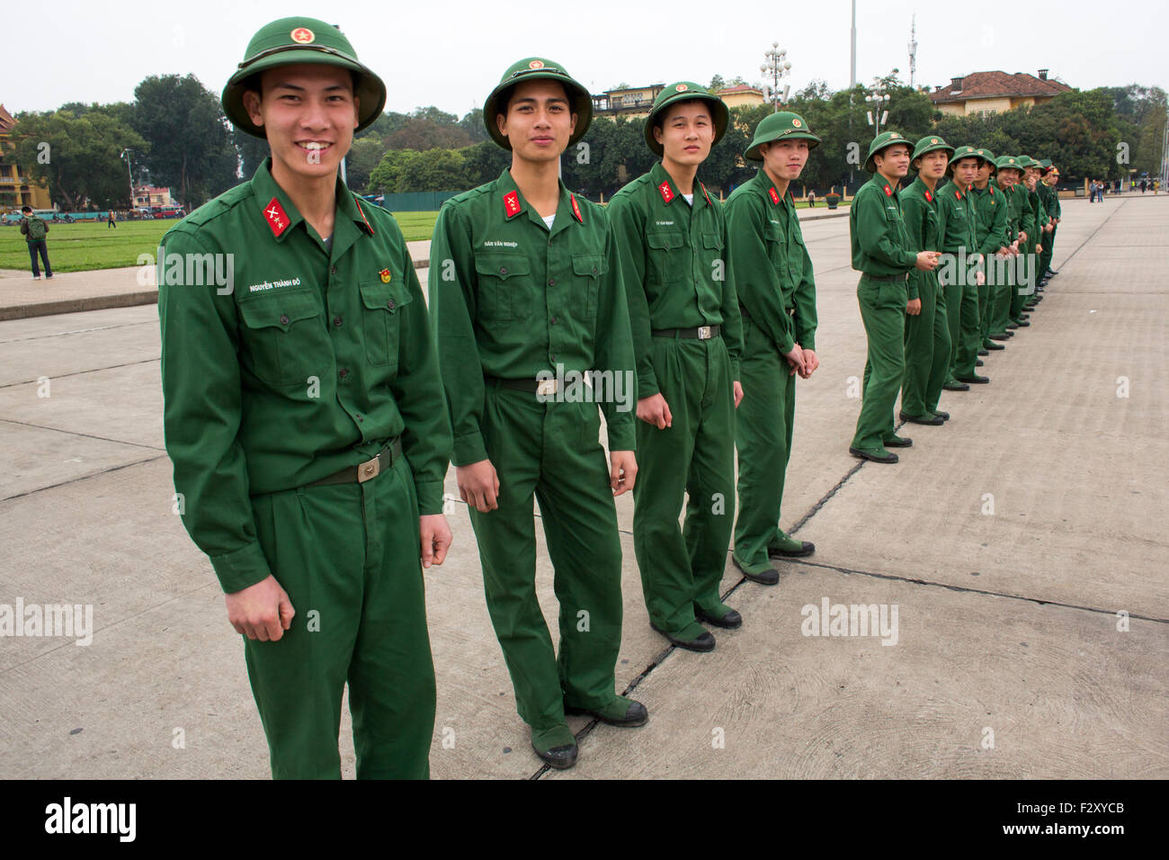 Guardie militari presso il Mausoleo di Ho Chi Minh, Vietnam Foto Stock