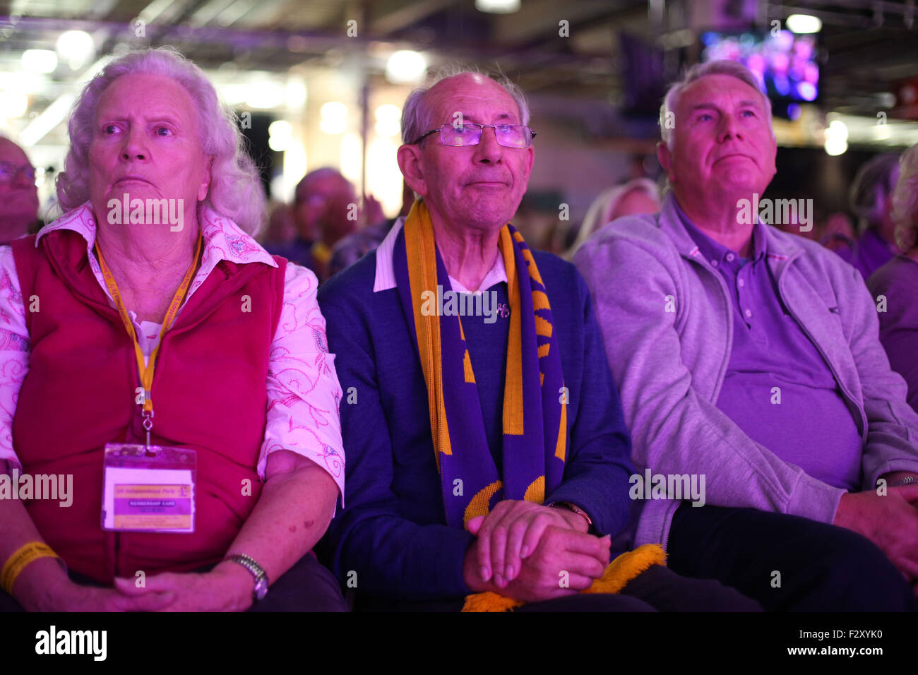 Doncaster, South Yorkshire, Regno Unito. 25 Settembre, 2015. I sostenitori di ascoltare gli oratori ospiti presso l'UKIP Conferenza Nazionale a Doncaster nello Yorkshire meridionale, Regno Unito. Il 25 settembre 2015. Il partito della conferenza annuale è stata il palcoscenico per la presentazione di una nuova campagna in vigore chiamato 'Lasciare UE". Costituito da gruppi di pressione e think tanks con migliaia di attivisti tra loro che avranno lo scopo di porre fine al regno unito di legami con Bruxelles. Ian Hinchliffe / /Alamy Live News Foto Stock