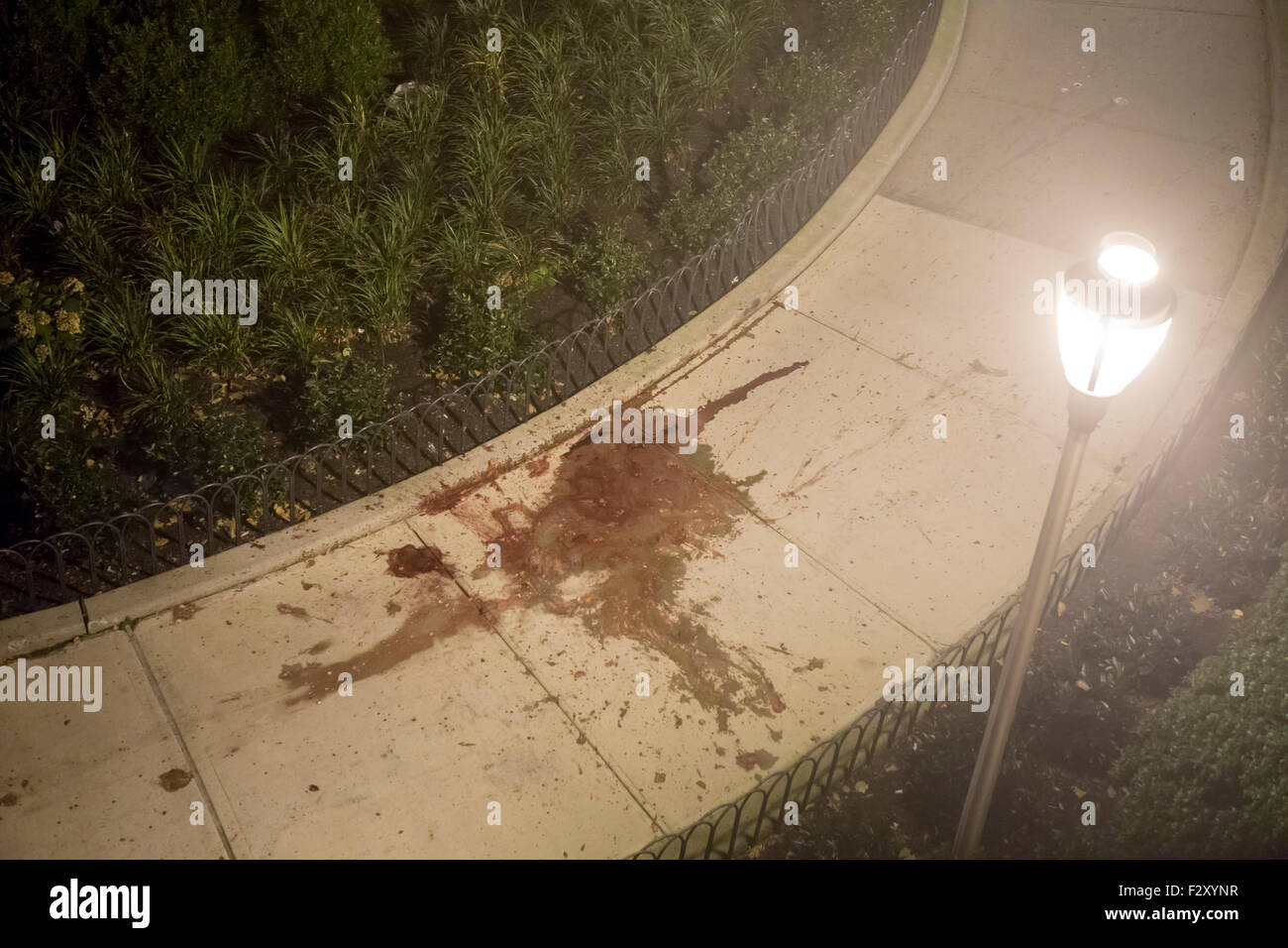 Il materiale grafico: conseguenze di un suicidio che salta fuori da un edificio a New York sabato 19 settembre, 2015. (© Richard B. Levine) Foto Stock