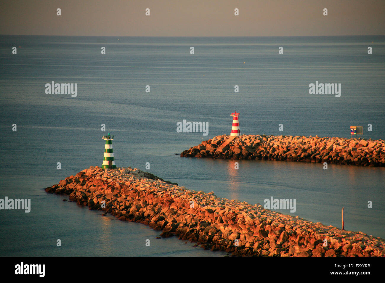 Ingresso del porto di babordo e tribordo, rosso e verde fari di marcatore  Foto stock - Alamy
