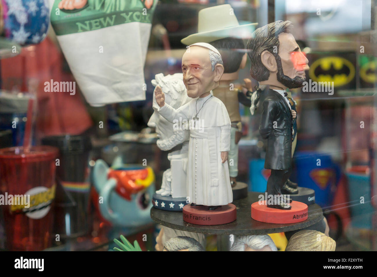 Bobble-head figurine del Papa Francesco con altre figure famose per la vendita in un negozio a New York martedì, 22 settembre 2015. Papa Francesco, il Santo Padre, New York come parte del suo viaggio negli Stati Uniti. Mentre a New York si occuperà anche di visitare Central Park, pregare a san Patrizio', indirizzo delle Nazioni Unite e di portare una massa al Madison Square Garden. Il Papa sarà negli Stati Uniti dal 7 settembre 22 In visita a Washington DC, New York e Philadelphia. (© Richard B. Levine) Foto Stock