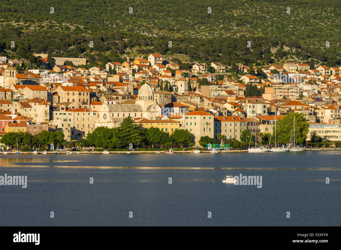 Šibenik in una vecchia città nel mezzo di Dalmacia, costa adriatica, Croazia Foto Stock