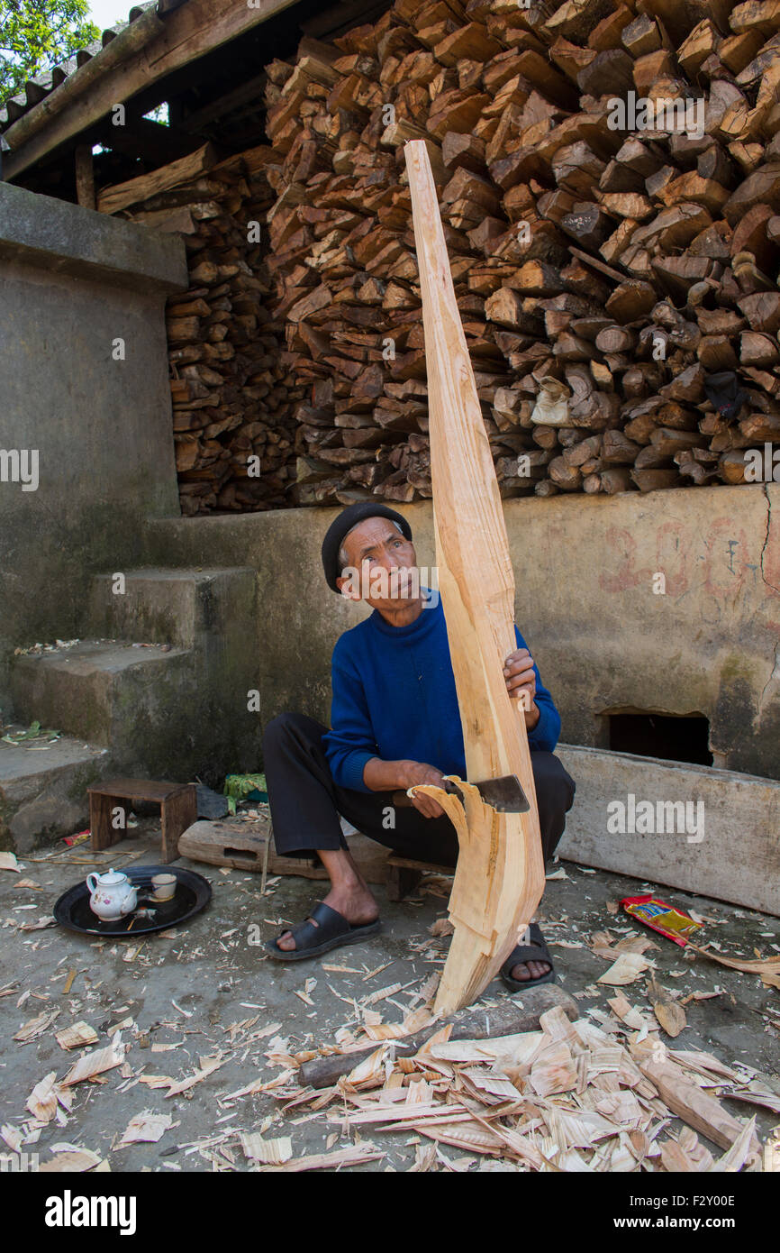Artigiano rendendo un aratro in Vietnam Foto Stock