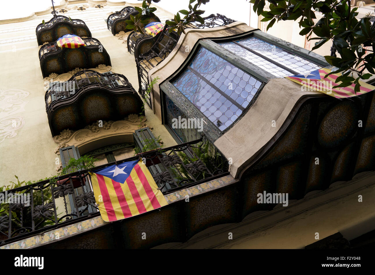 Bandiera catalana pende dai balconi in Barcellona. Foto Stock