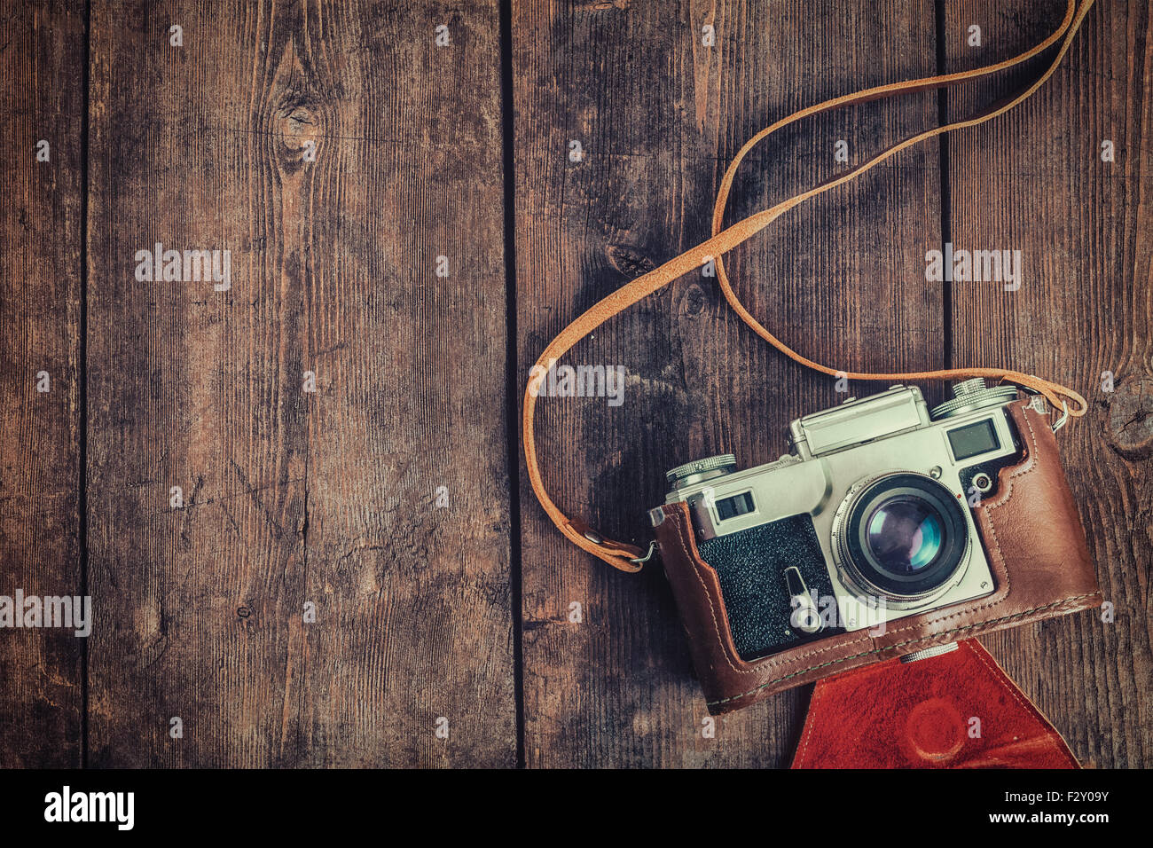 Vecchio retro vintage fotocamera su grunge sfondo di legno Foto Stock