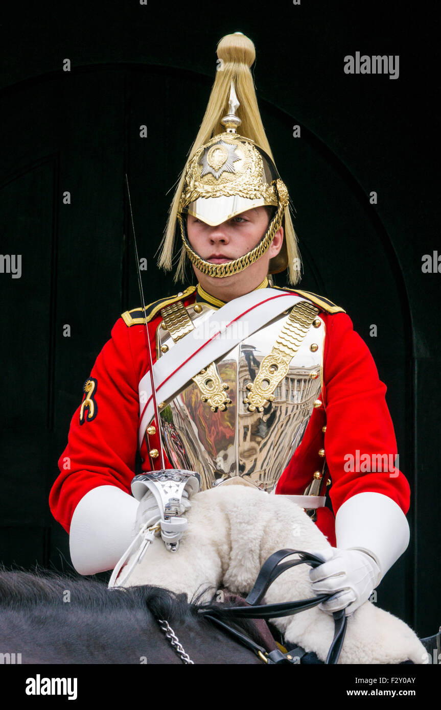 Montato Horse Guard dalla cavalleria domestici al di fuori della casa museo di cavalleria la sfilata delle Guardie a Cavallo di Whitehall, Londra Inghilterra REGNO UNITO Foto Stock