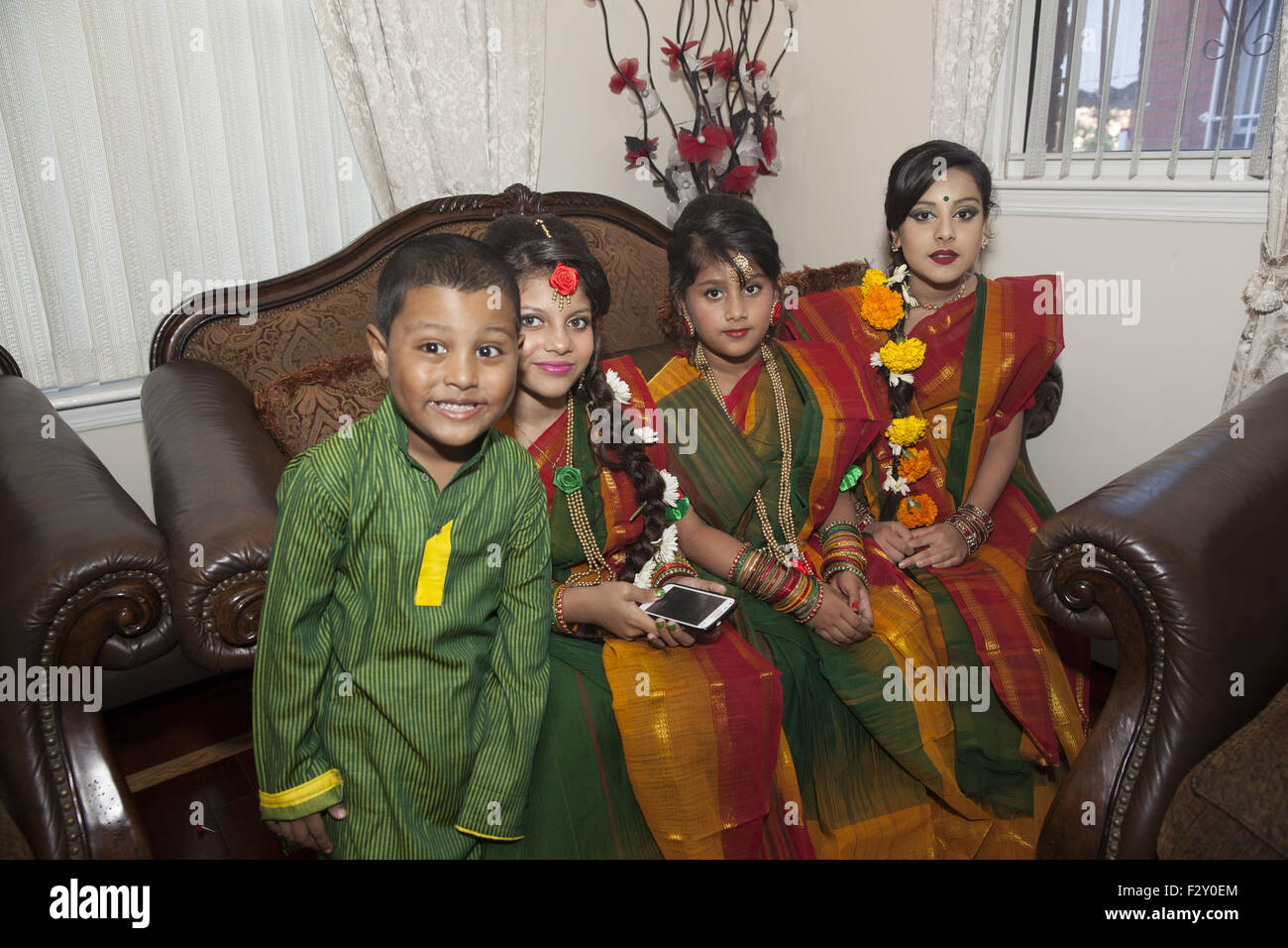 I bambini vestiti per un matrimonio di famiglia. Comunità del Bangladesh, Brooklyn, New York. Foto Stock
