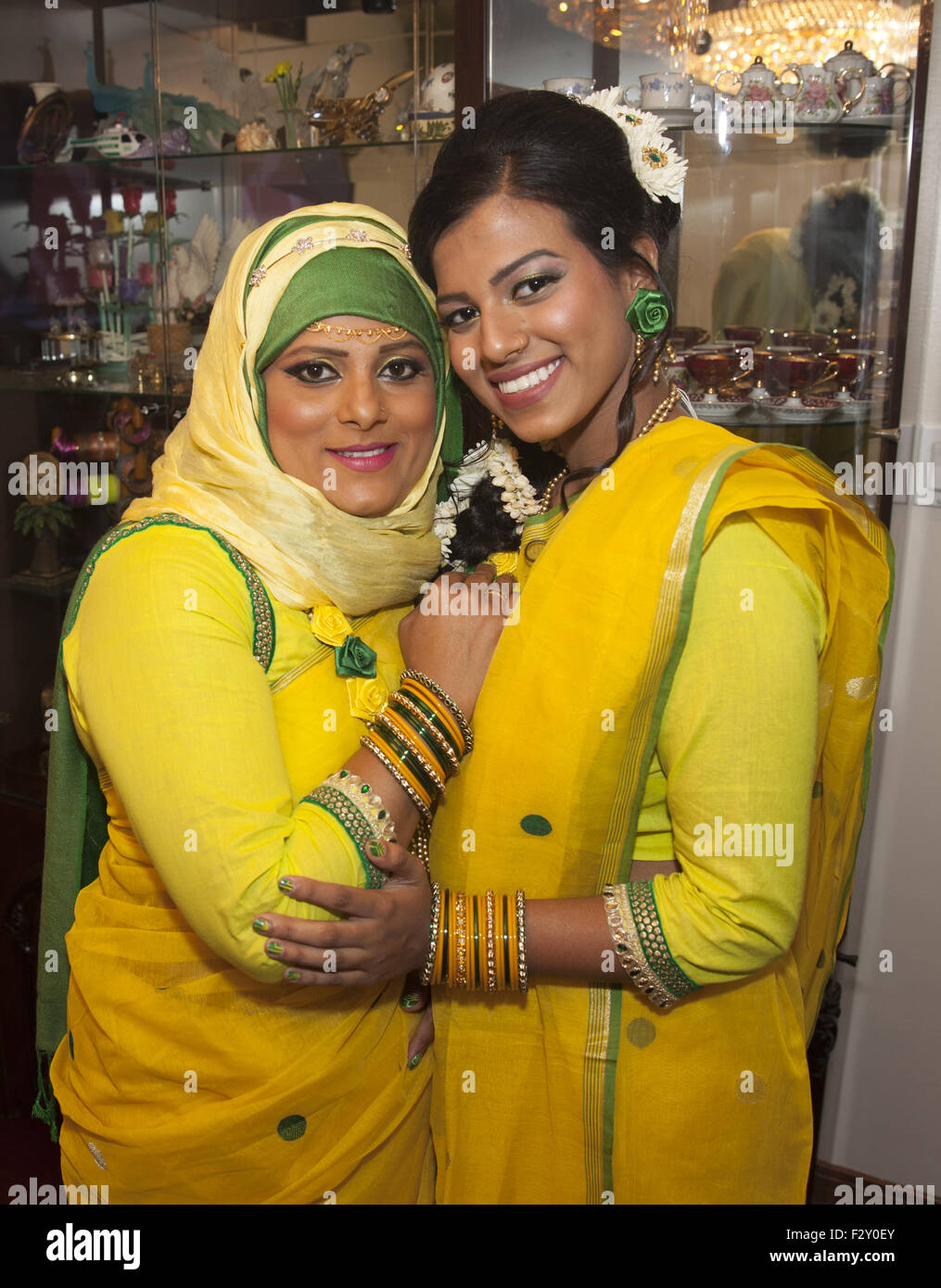 Ritratto di due sorelle del Bangladesh vestito per il loro fratello del matrimonio. Brooklyn, New York. Foto Stock