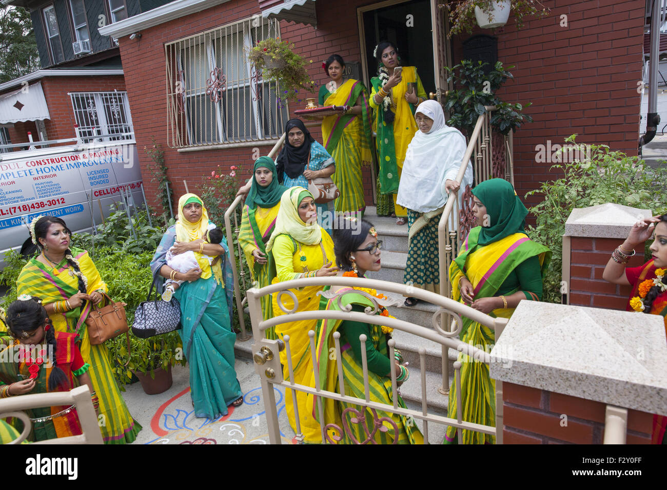 Musulmana del Bangladesh govern famiglia esce di casa per il suo ricevimento di nozze a Brooklyn, New York. Foto Stock