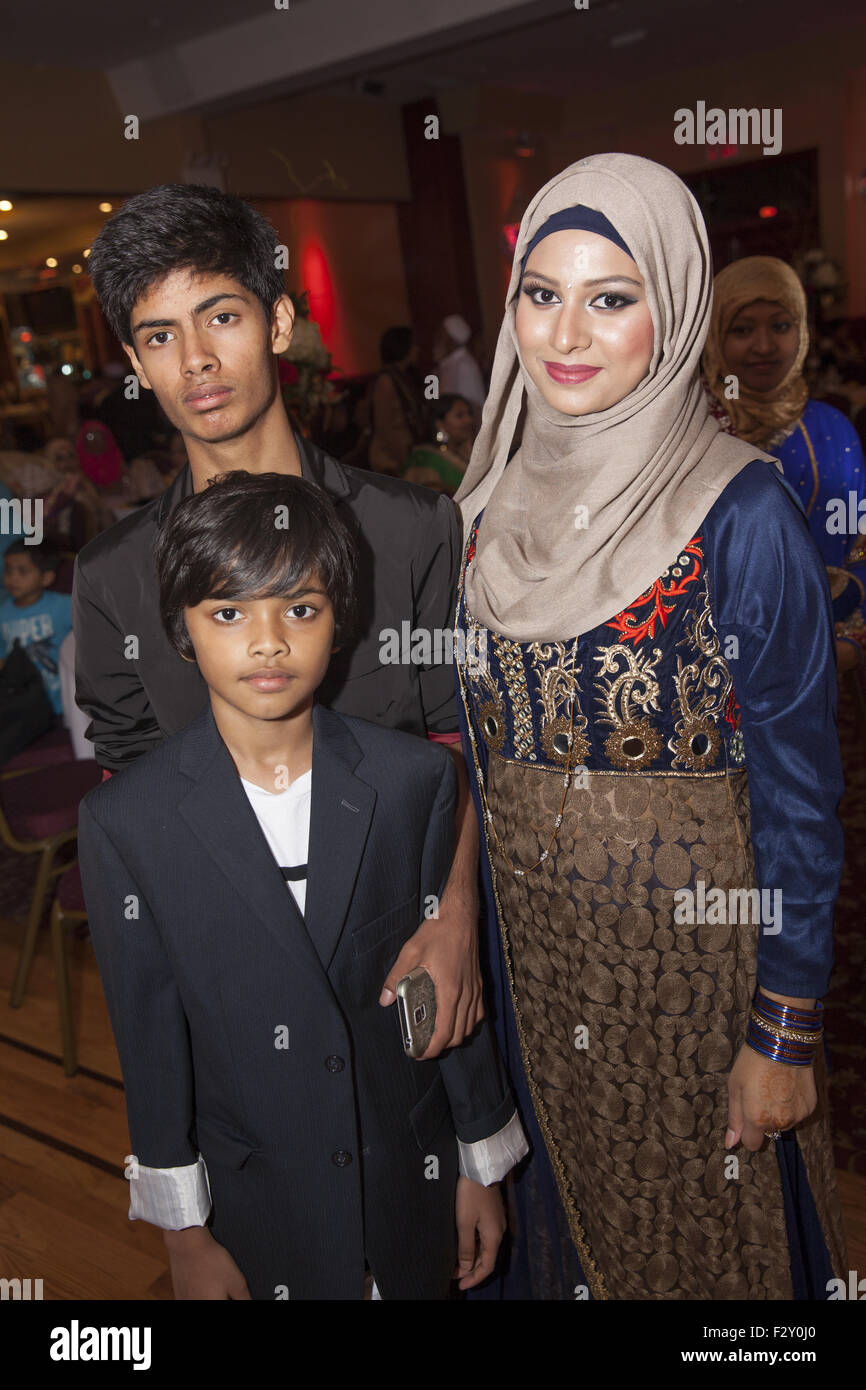 Gli ospiti di un musulmano del Bangladesh ricevimento di nozze, Brooklyn, New York. Foto Stock
