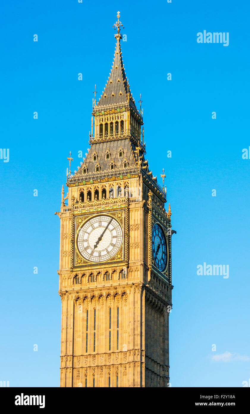 Big Ben clock tower al di sopra del Palazzo di Westminster e le case del Parlamento City di Londra Inghilterra REGNO UNITO GB EU Europe Foto Stock