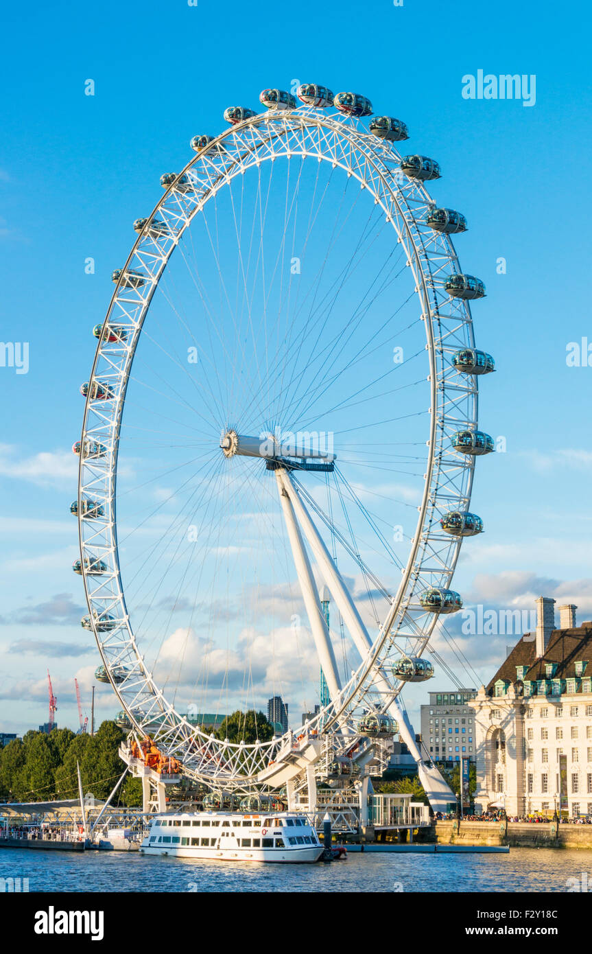 Il London Eye è una grande ruota panoramica Ferris giostra sulla riva sud del fiume Tamigi Londra Inghilterra GB UK EU Europe Foto Stock