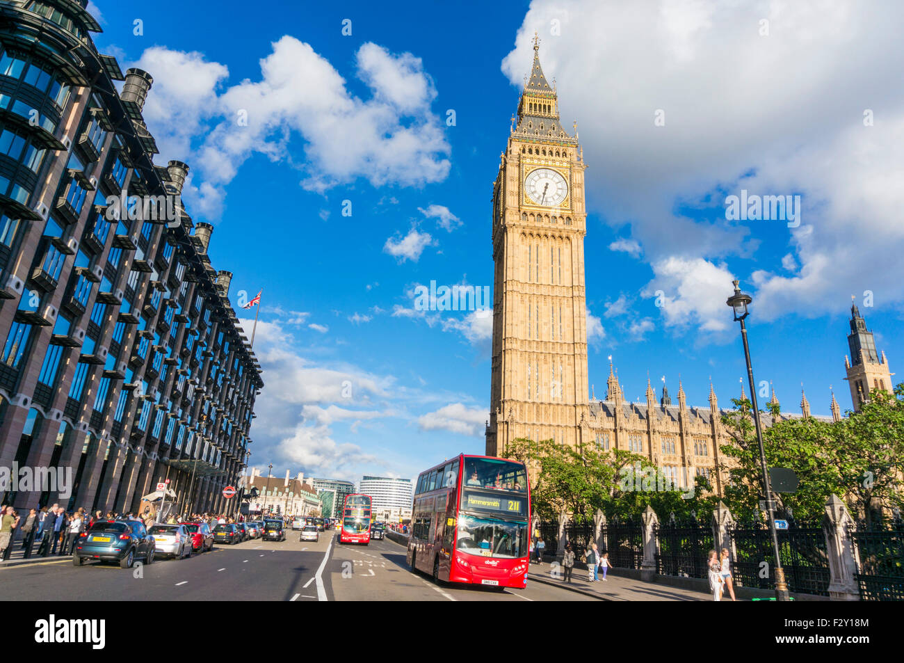 London bus passando il Big Ben clock tower il Palazzo di Westminster e le case del Parlamento City di Londra Inghilterra REGNO UNITO GB EU Europe Foto Stock
