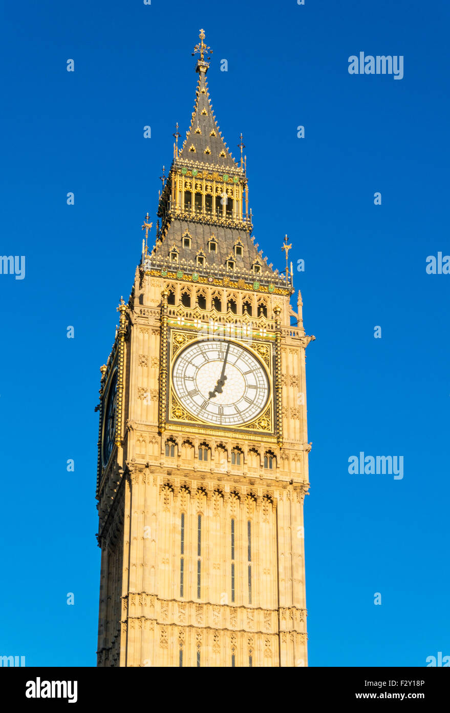 Big Ben clock tower al di sopra del Palazzo di Westminster e le case del Parlamento City di Londra Inghilterra REGNO UNITO GB EU Europe Foto Stock