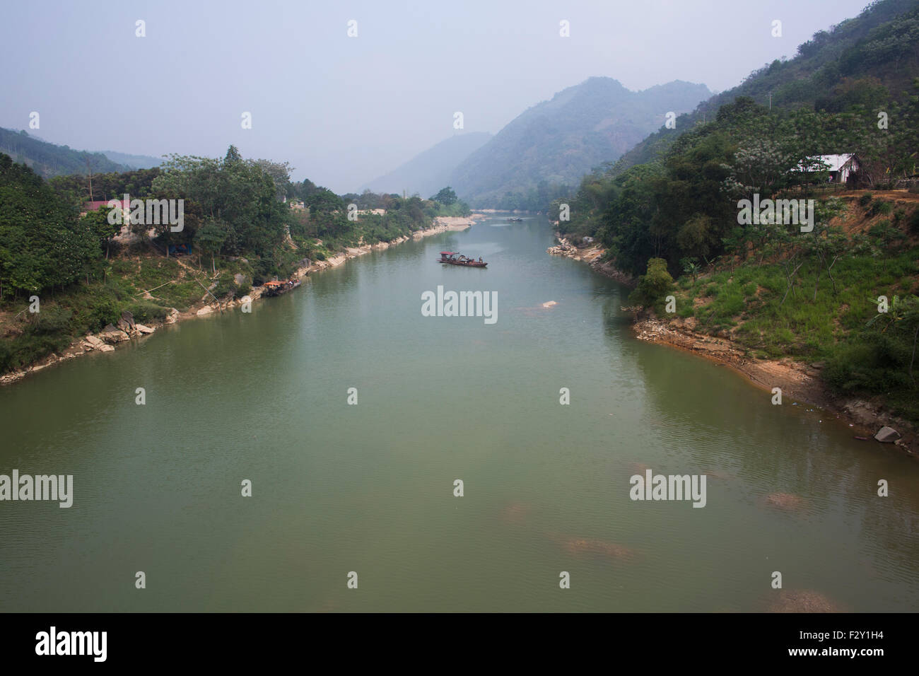 Cercatori in canzone da fiume, Vietnam Foto Stock