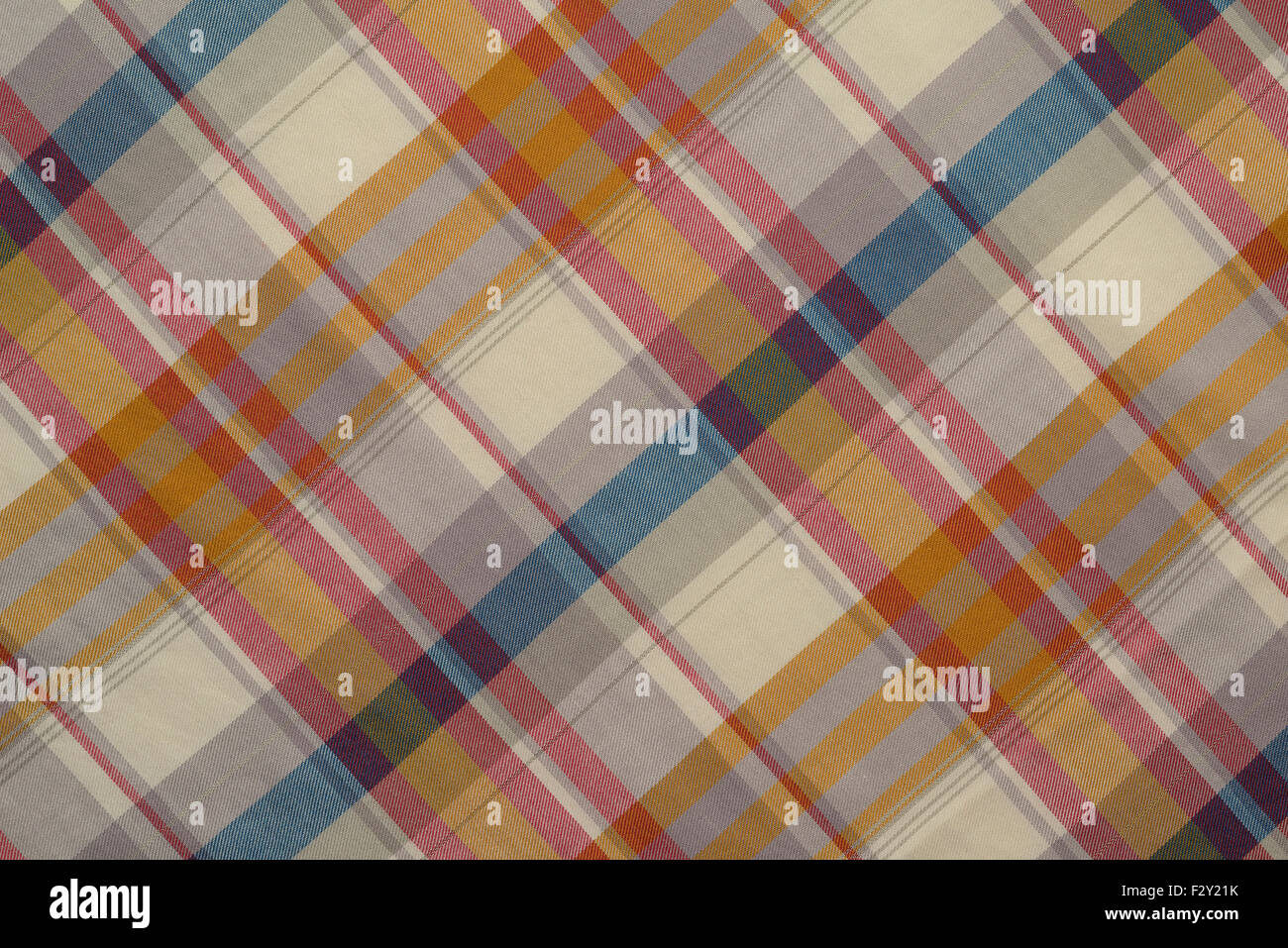 Sfondo di colore beige ,di rosso e di blu plaid tessuto, girato in studio. Foto Stock